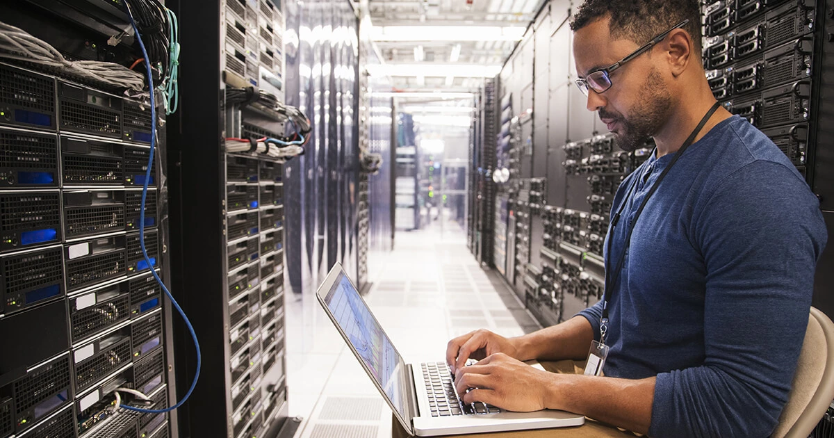 RAID Datenrettung Linz Techniker im Reinraum